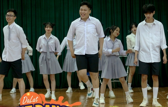 Thí sinh bảng phong trào thể hiện khả năng Waacking cuốn hút