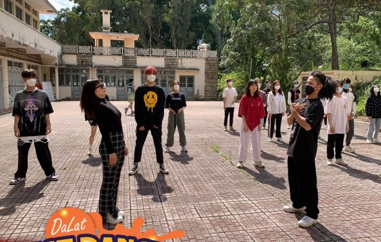 Giám khảo Huỳnh Mến quẫy cùng các bạn bảng phong trào với giai điệu Dalat Best Dance Crew