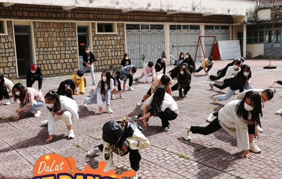 MC Buck tập luyện cùng bảng phong trào