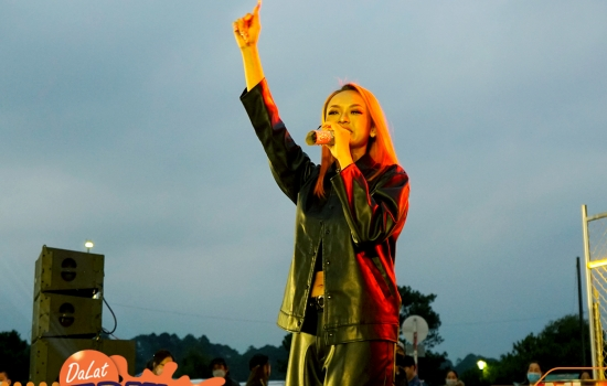 Rapper Mai Ngô hát live CML “Call Me Later” chất lừ