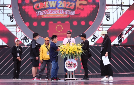 NHỮNG NGƯỜI HÙNG ‘’THẦM LẶNG’’ SAU ÁNH HÀO QUANG SÂN KHẤU